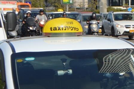 Wikimedia By Eurovaran, <a href="https://commons.wikimedia.org/wiki/File:Israel_Tel_Aviv_taxi_cars_(cropped).jpg">קישור</a>